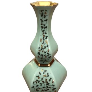Vaso verde olivo, decorato a mano con fillo d’oro.